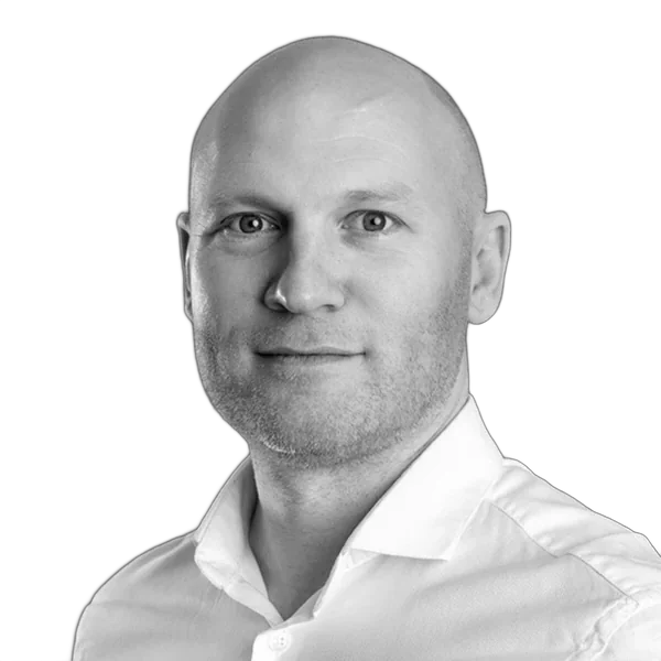 Michael Sinnhuber, Rhetorik-Coach, im weißen Hemd, blickt freundlich in die Kamera