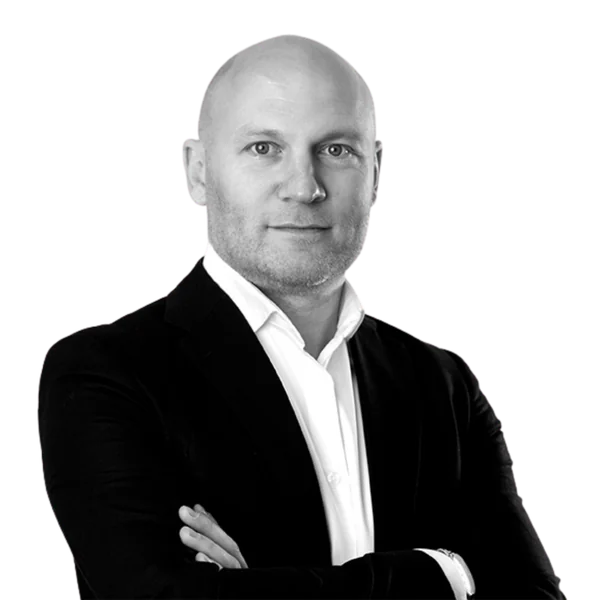 Michael Sinnhuber, Trainer für Rhetorik-Workshops und Speaker, im Sakko mit verschränkten Armen